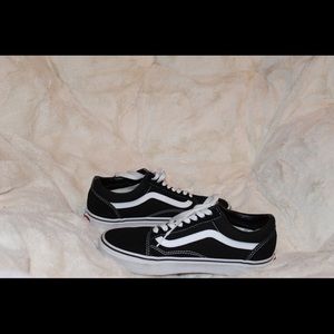 black low top vans women’s size 8